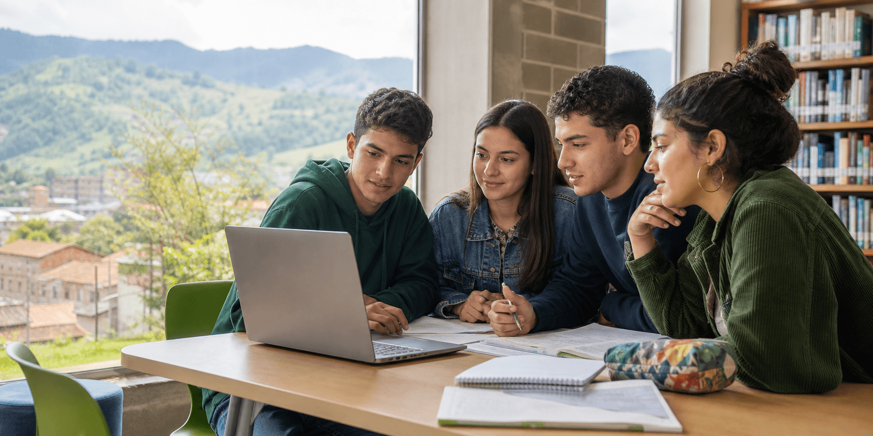 Jóvenes de Antioquia conversan sobre opciones universitarias frente a un computador